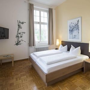 Zimmer mit Kingsize-Bett